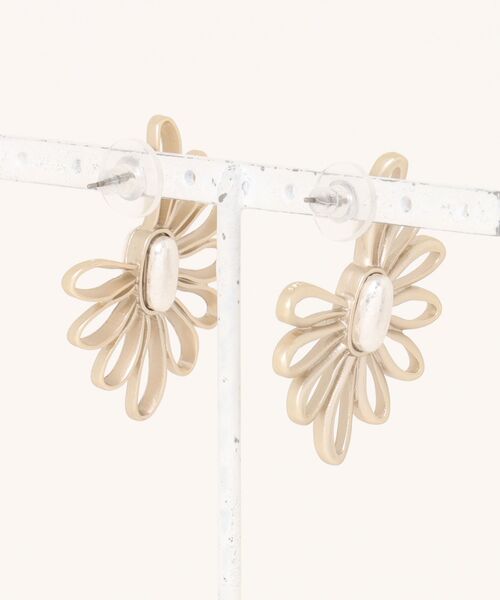 Three Four Time（ｽﾘｰﾌｫｰﾀｲﾑ）の「【LIMITED NUMBER/リミテッドナンバー】メタルフラワーサイドピアス（ピアス（両耳用）・レディース・シルバー/ゴールド・FREE）」の6枚目の写真