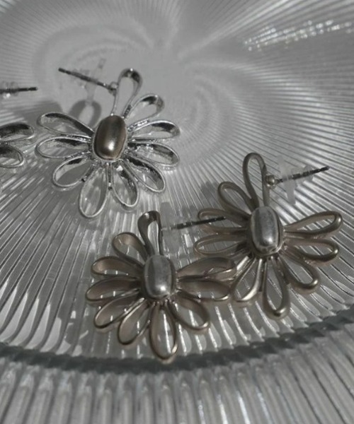 Three Four Time（ｽﾘｰﾌｫｰﾀｲﾑ）の「【LIMITED NUMBER/リミテッドナンバー】メタルフラワーサイドピアス（ピアス（両耳用）・レディース・シルバー/ゴールド・FREE）」の2枚目の写真