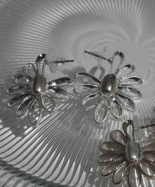 Three Four Time（ｽﾘｰﾌｫｰﾀｲﾑ）の「【LIMITED NUMBER/リミテッドナンバー】メタルフラワーサイドピアス（ピアス（両耳用）・レディース・シルバー/ゴールド・FREE）」の3枚目の写真