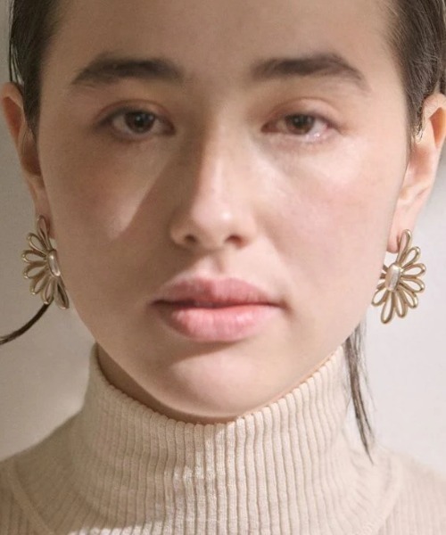 Three Four Time（ｽﾘｰﾌｫｰﾀｲﾑ）の「【LIMITED NUMBER/リミテッドナンバー】メタルフラワーサイドピアス（ピアス（両耳用）・レディース・シルバー/ゴールド・FREE）」の4枚目の写真