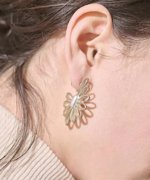 Three Four Time（ｽﾘｰﾌｫｰﾀｲﾑ）の「【LIMITED NUMBER/リミテッドナンバー】メタルフラワーサイドピアス（ピアス（両耳用）・レディース・シルバー/ゴールド・FREE）」の5枚目の写真