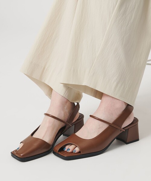 BEAUTY&YOUTH UNITED ARROWS(ビューティーアンドユースユナイテッドアローズ)の「オープントゥ バックストラップミュール サンダル(サンダル・レディース・ブラウン/シルバー・36/36h/37/37h)」の2枚目の写真