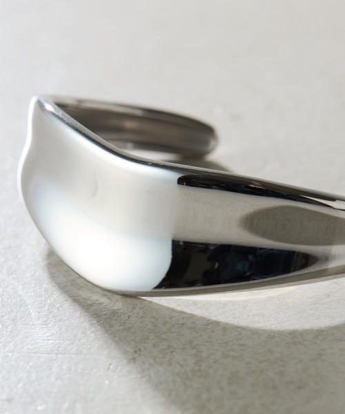 COLLAGE GALLARDAGALANTE（コラージュガリャルダガランテ）の「Sivelle./ステンレスウェーブティックバングル（バングル/リストバンド・レディース・シルバー・FREE）」の4枚目の写真