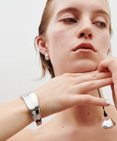 COLLAGE GALLARDAGALANTE（コラージュガリャルダガランテ）の「Sivelle./ステンレスウェーブティックバングル（バングル/リストバンド・レディース・シルバー・FREE）」の2枚目の写真