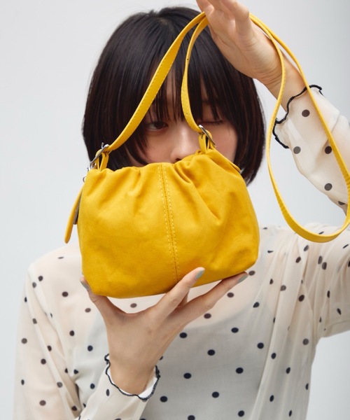 TONER（トナー）の「スエードギャザーミニバッグ/ロゴプレート付き（ショルダーバッグ・レディース・イエロー/レッド/グリーン/ダークブラウン・FREE）」の4枚目の写真