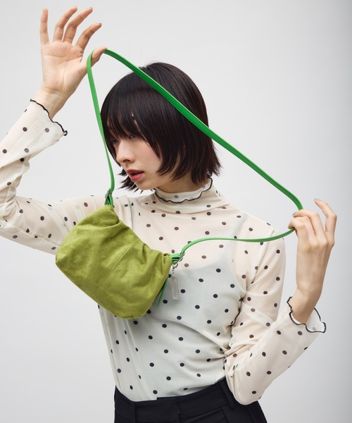 TONER（トナー）の「スエードギャザーミニバッグ/ロゴプレート付き（ショルダーバッグ・レディース・イエロー/レッド/グリーン/ダークブラウン・FREE）」の18枚目の写真