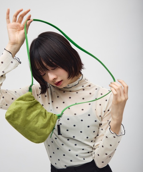 TONER（トナー）の「スエードギャザーミニバッグ/ロゴプレート付き（ショルダーバッグ・レディース・イエロー/レッド/グリーン/ダークブラウン・FREE）」の19枚目の写真
