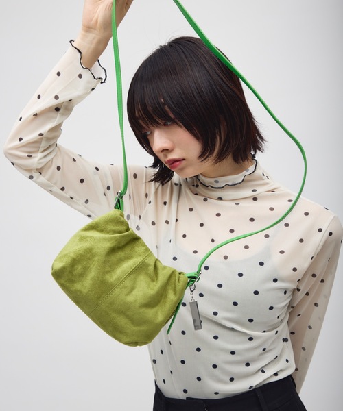 TONER（トナー）の「スエードギャザーミニバッグ/ロゴプレート付き（ショルダーバッグ・レディース・イエロー/レッド/グリーン/ダークブラウン・FREE）」の20枚目の写真
