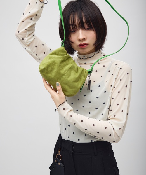 TONER（トナー）の「スエードギャザーミニバッグ/ロゴプレート付き（ショルダーバッグ・レディース・イエロー/レッド/グリーン/ダークブラウン・FREE）」の17枚目の写真