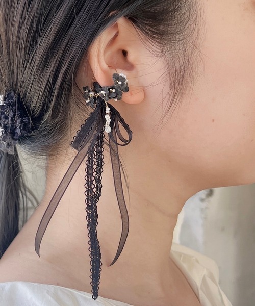 m.soeur（エムスール）の「ランタナとガラスビーズのイヤーカフ（イヤーカフ・レディース・ブラック/グレー/ホワイト・FREE）」の2枚目の写真