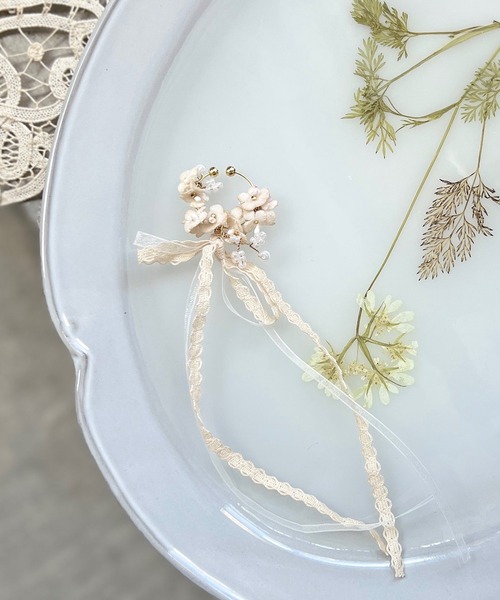 m.soeur（エムスール）の「ランタナとガラスビーズのイヤーカフ（イヤーカフ・レディース・ブラック/グレー/ホワイト・FREE）」の4枚目の写真