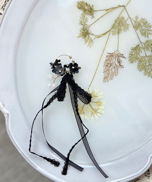 m.soeur（エムスール）の「ランタナとガラスビーズのイヤーカフ（イヤーカフ・レディース・ブラック/グレー/ホワイト・FREE）」の6枚目の写真