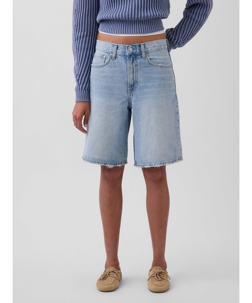 GAP（ギャップ）の「11インチ ミッドライズ ロングライン デニムショートパンツ（デニムパンツ・レディース・ライトインディゴブルー・25/24/23/26/27/28/29/30）」の3枚目の写真