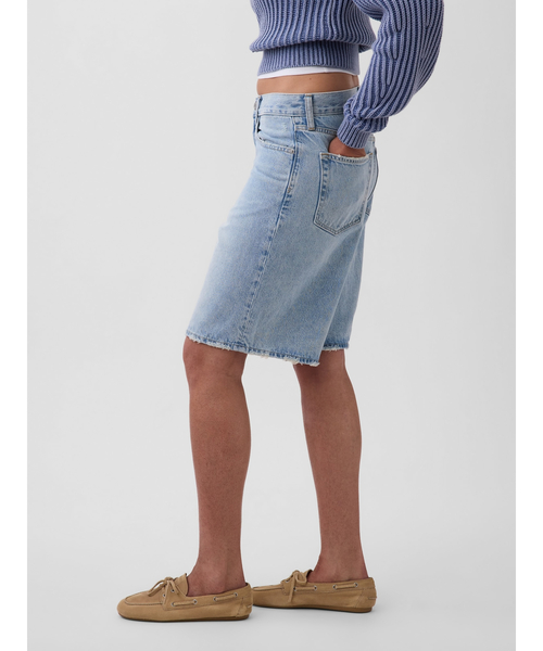 GAP（ギャップ）の「11インチ ミッドライズ ロングライン デニムショートパンツ（デニムパンツ・レディース・ライトインディゴブルー・25/24/23/26/27/28/29/30）」の4枚目の写真