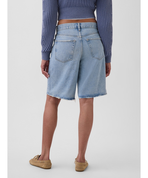 GAP（ギャップ）の「11インチ ミッドライズ ロングライン デニムショートパンツ（デニムパンツ・レディース・ライトインディゴブルー・25/24/23/26/27/28/29/30）」の5枚目の写真