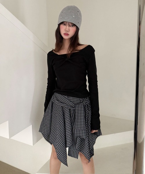 4INT.(フォイント)の「フロントリボン スクエア 長袖 Tシャツ(Tシャツ/カットソー・レディース・ブラック/グレー/ホワイト・FREE)」の16枚目の写真