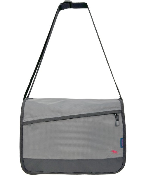 POLOCHAMPS(ポロチャンプス)の「POLOCHAMPS/ポロチャンプス 横型フラップショルダーバッグ/A4サイズ対応/リップストップ(ショルダーバッグ・メンズ・ブラック/グレー・FREE)」の2枚目の写真