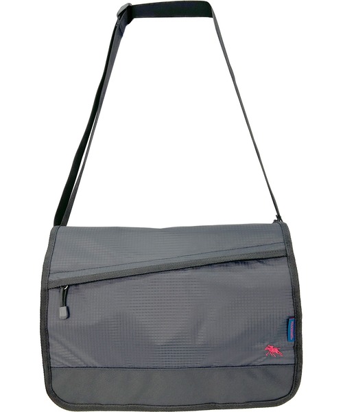 POLOCHAMPS(ポロチャンプス)の「POLOCHAMPS/ポロチャンプス 横型フラップショルダーバッグ/A4サイズ対応/リップストップ(ショルダーバッグ・メンズ・ブラック/グレー・FREE)」の1枚目の写真