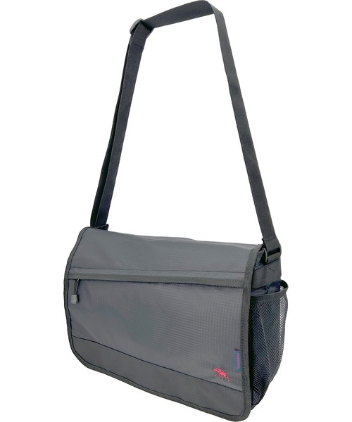 POLOCHAMPS(ポロチャンプス)の「POLOCHAMPS/ポロチャンプス 横型フラップショルダーバッグ/A4サイズ対応/リップストップ(ショルダーバッグ・メンズ・ブラック/グレー・FREE)」の3枚目の写真