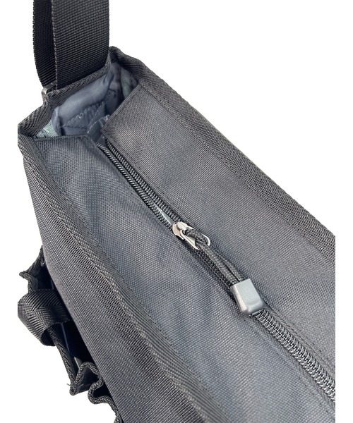 POLOCHAMPS(ポロチャンプス)の「POLOCHAMPS/ポロチャンプス 横型フラップショルダーバッグ/A4サイズ対応/リップストップ(ショルダーバッグ・メンズ・ブラック/グレー・FREE)」の9枚目の写真