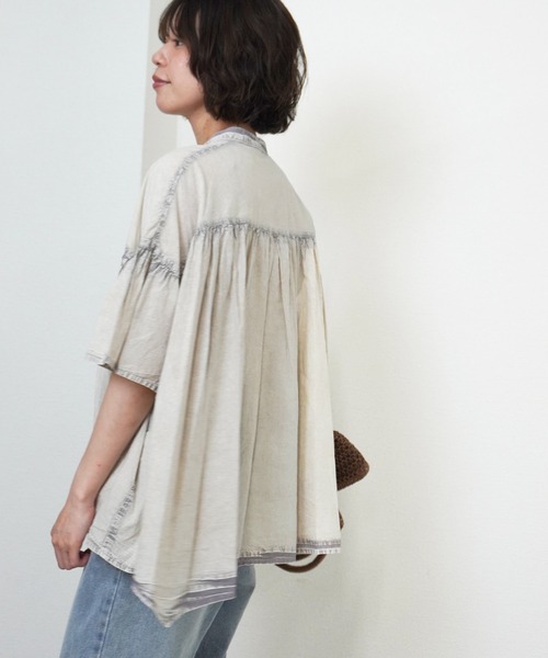 gossara(ゴサラ)の「【ふんわりシルエットが魅力】ケミカルウォッシュブラウス(シャツ/ブラウス・レディース・ブラック/グレー・FREE)」の4枚目の写真
