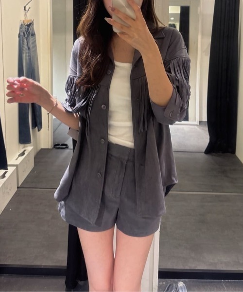 MOUSSY(マウジー)の「【26年AW新作】【セットアップ対応】F/SUEDE FRINGE シャツ(シャツ/ブラウス・レディース・ベージュ/チャコールグレー・1/2)」の7枚目の写真