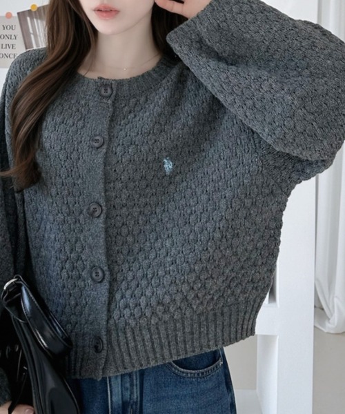 U.S. POLO ASSN.(ユーエスポロアッスン)の「【Ada.別注 U.S. POLO ASSN.】 クルーネック 表面感 ぽこぽこ ボリュームスリーブ カーディガン(カーディガン/ボレロ・レディース・レッド/アイボリー/チャコール・L/M)」の3枚目の写真