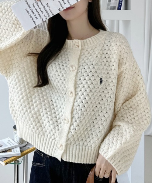 U.S. POLO ASSN.(ユーエスポロアッスン)の「【Ada.別注 U.S. POLO ASSN.】 クルーネック 表面感 ぽこぽこ ボリュームスリーブ カーディガン(カーディガン/ボレロ・レディース・レッド/アイボリー/チャコール・L/M)」の2枚目の写真