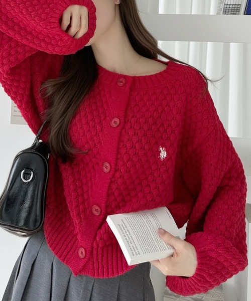 U.S. POLO ASSN.(ユーエスポロアッスン)の「【Ada.別注 U.S. POLO ASSN.】 クルーネック 表面感 ぽこぽこ ボリュームスリーブ カーディガン(カーディガン/ボレロ・レディース・レッド/アイボリー/チャコール・L/M)」の10枚目の写真