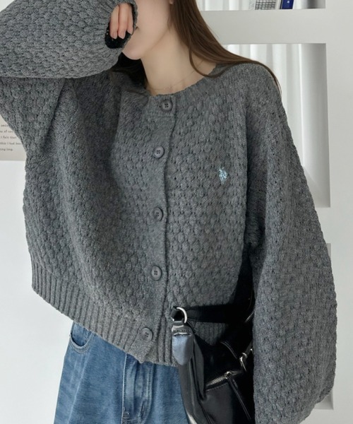 U.S. POLO ASSN.(ユーエスポロアッスン)の「【Ada.別注 U.S. POLO ASSN.】 クルーネック 表面感 ぽこぽこ ボリュームスリーブ カーディガン(カーディガン/ボレロ・レディース・レッド/アイボリー/チャコール・L/M)」の16枚目の写真
