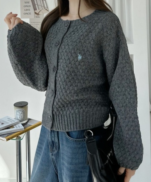 U.S. POLO ASSN.(ユーエスポロアッスン)の「【Ada.別注 U.S. POLO ASSN.】 クルーネック 表面感 ぽこぽこ ボリュームスリーブ カーディガン(カーディガン/ボレロ・レディース・レッド/アイボリー/チャコール・L/M)」の19枚目の写真