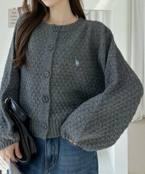 U.S. POLO ASSN.(ユーエスポロアッスン)の「【Ada.別注 U.S. POLO ASSN.】 クルーネック 表面感 ぽこぽこ ボリュームスリーブ カーディガン(カーディガン/ボレロ・レディース・レッド/アイボリー/チャコール・L/M)」の18枚目の写真