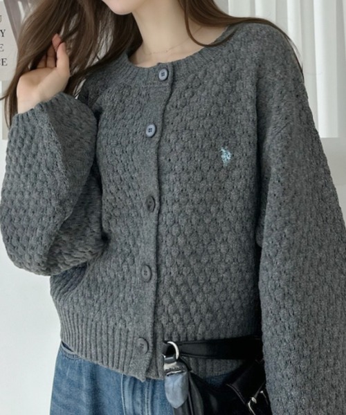 U.S. POLO ASSN.(ユーエスポロアッスン)の「【Ada.別注 U.S. POLO ASSN.】 クルーネック 表面感 ぽこぽこ ボリュームスリーブ カーディガン(カーディガン/ボレロ・レディース・レッド/アイボリー/チャコール・L/M)」の17枚目の写真