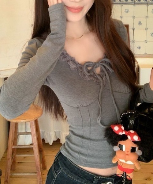 AVYL(アヴィル)の「フロントリボン レースフリルタイトカットソー(ニット/セーター・レディース・グレー・M)」の2枚目の写真