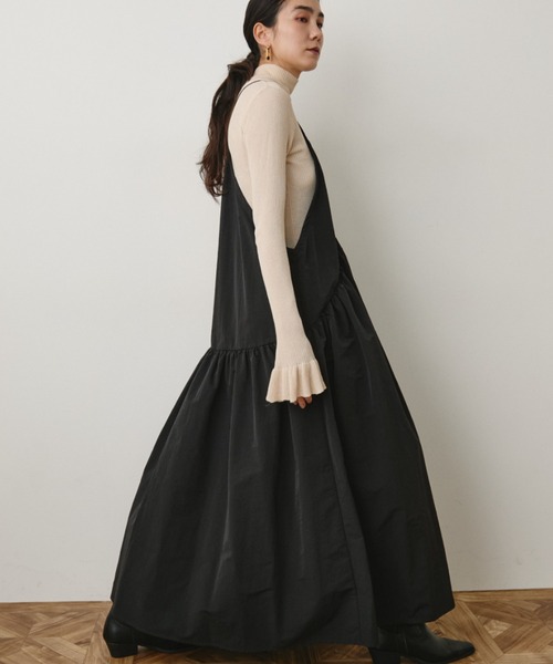 Libra Cue(リブラ キュー)の「ギャザーボリュームキャミソールワンピース(ワンピース・レディース・ブラック/アイボリー・FREE)」の16枚目の写真
