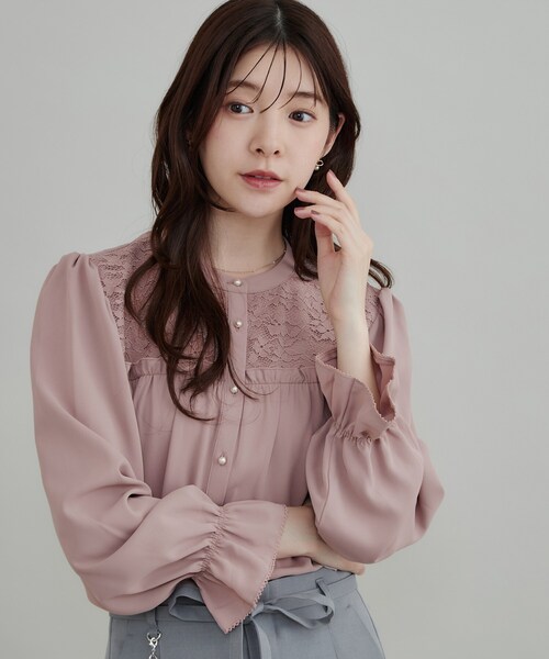 couture brooch(クチュールブローチ)の「【フリルカフスが華やか】レースギャザーブラウス(シャツ/ブラウス・レディース・ピンク系/ブラック/グレー/アイボリー・36/38/42/40)」の4枚目の写真