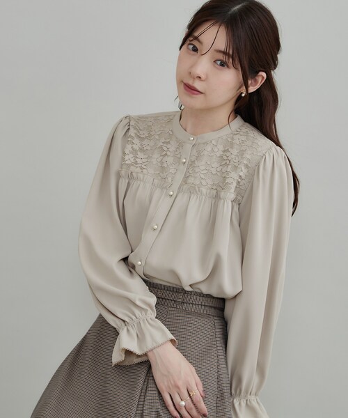 couture brooch(クチュールブローチ)の「【フリルカフスが華やか】レースギャザーブラウス(シャツ/ブラウス・レディース・ピンク系/ブラック/グレー/アイボリー・36/38/42/40)」の3枚目の写真