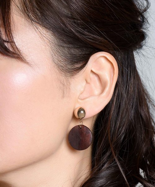 PLAIN CLOTHING（プレーンクロージング）の「ウッドプレートピアス【PLAIN CLOTHING】（ピアス（両耳用）・レディース・ブラウン/ブラック・FREE）」の7枚目の写真