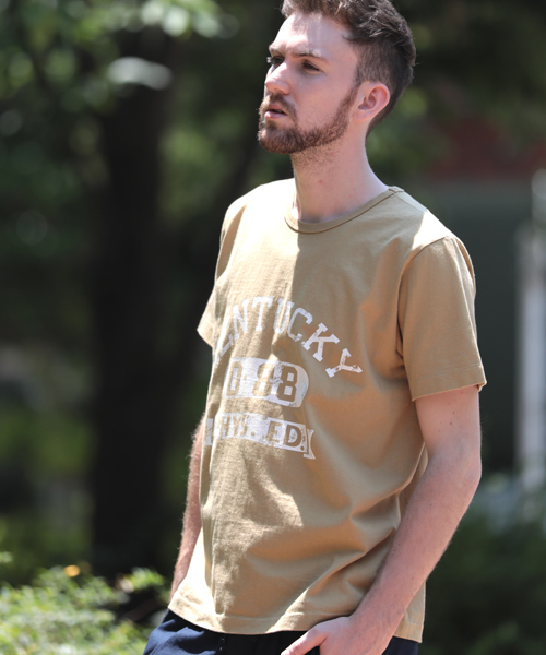 Denime(ドゥニーム)の「【MadeInJapan】BASIC CUTSEW/ベーシックカットソーKENTUCKYプリントクルーネックTシャツ(Tシャツ/カットソー・メンズ・ブラック/ホワイト/ライトブラウン・SMALL/LARGE/MEDIUM)」の1枚目の写真