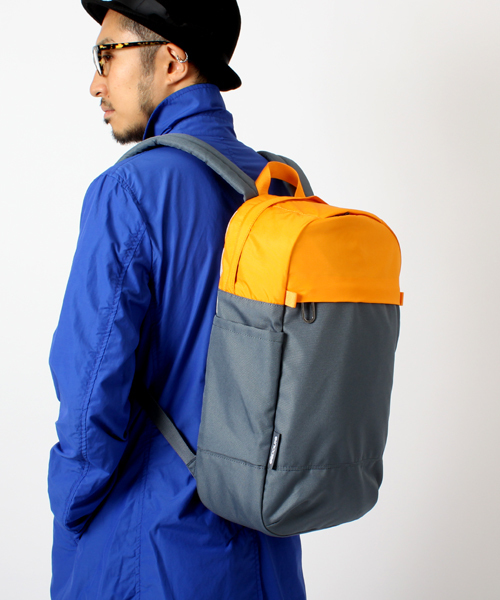 BEAMS（ビームス）の「Incase / CAMPUS COMPACT BACKPACK（バックパック/リュック・メンズ・オフホワイト/ブラック/オレンジ・ONE SIZE）」の3枚目の写真