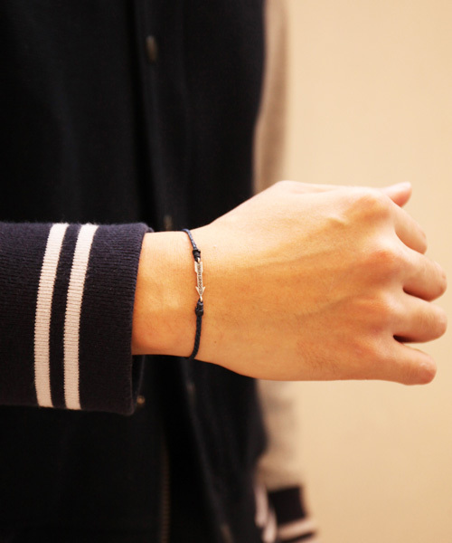 amp japan(アンプジャパン)の「Braid Waxed Cord Bracelet -Arrow-(コード ブレスレット)(ブレスレット・メンズ・ネイビー・FREE)」の6枚目の写真