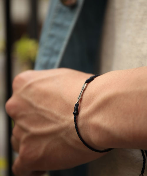 amp japan(アンプジャパン)の「Braid Waxed Cord Bracelet -Arrow-(コード ブレスレット)(ブレスレット・メンズ・ネイビー・FREE)」の5枚目の写真