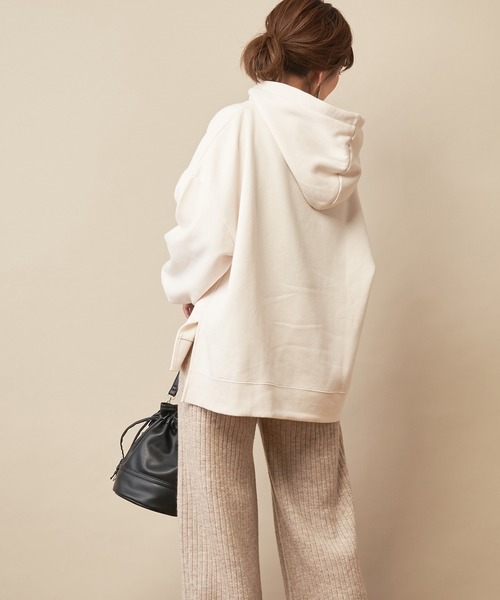 natural couture(ナチュラルクチュール)の「【WEB限定】裏起毛裏毛ゆるパーカー(スウェット・レディース・オフホワイト/モカ/ライトベージュ/ラベンダー・FREE)」の6枚目の写真