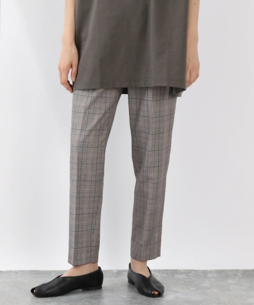 LOWRYS FARM(ローリーズファーム)の「ラク美シルエットテーパーパンツ 869143(その他パンツ・レディース・ブラック/グレー/アイボリー/ブルー/パープル/ベージュ/ブラック系その他/オフホワイト・SMALL/MEDIUM/LARGE)」の4枚目の写真