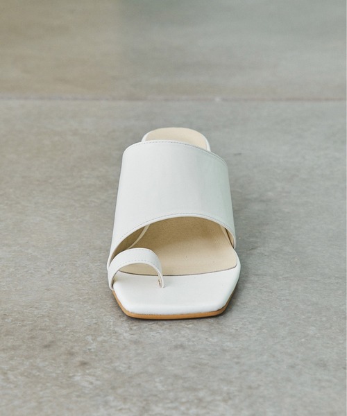 UNITED TOKYO(ユナイテッドトウキョウ)の「アシメフィンガーサンダル(サンダル・レディース・ホワイト/ブラック/ベージュ・1/2)」の6枚目の写真