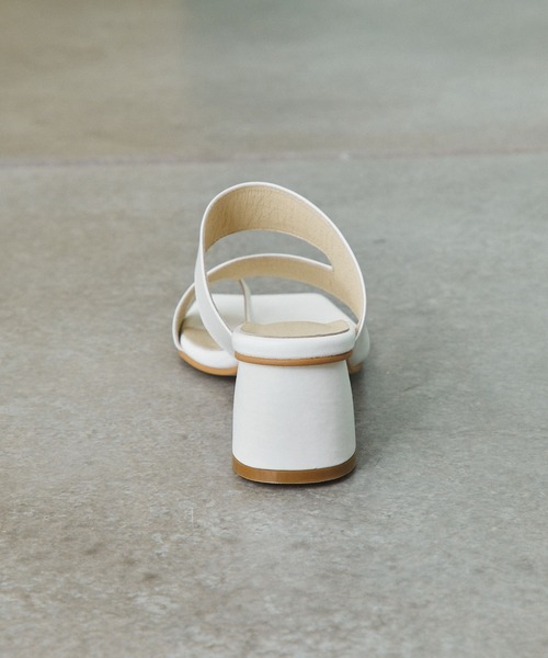 UNITED TOKYO(ユナイテッドトウキョウ)の「アシメフィンガーサンダル(サンダル・レディース・ホワイト/ブラック/ベージュ・1/2)」の11枚目の写真