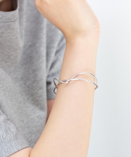 JUICY ROCK(ジューシーロック)の「カーブノットバングル(バングル/リストバンド・レディース・シルバー/ゴールド・ONE SIZE)」の11枚目の写真