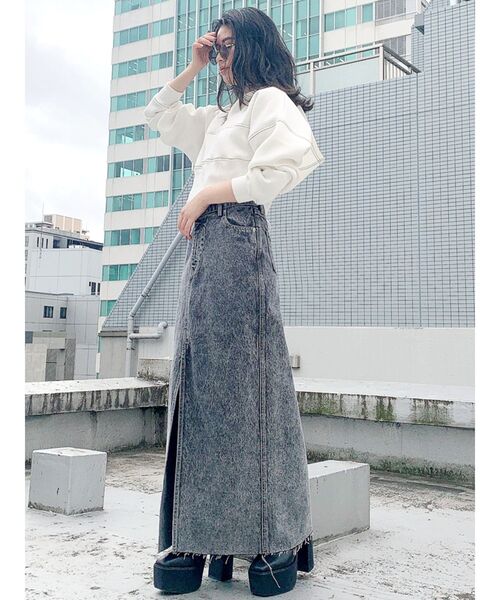 GYDA（ジェイダ）の「フロントスリットアシンメトリーケミカルデニムロングスカート（デニムスカート・レディース・ライトブルー/ブラック・SMALL/MEDIUM）」の5枚目の写真