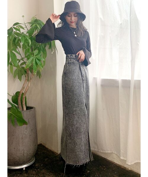 GYDA（ジェイダ）の「フロントスリットアシンメトリーケミカルデニムロングスカート（デニムスカート・レディース・ライトブルー/ブラック・SMALL/MEDIUM）」の12枚目の写真