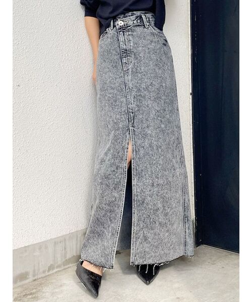 GYDA（ジェイダ）の「フロントスリットアシンメトリーケミカルデニムロングスカート（デニムスカート・レディース・ライトブルー/ブラック・SMALL/MEDIUM）」の13枚目の写真